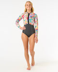 Vista trasera del traje de neopreno RIP CURL G-BOMB 1.5MM FZ SPRINGSUIT con diseño estampado en las mangas y parte inferior negra ajustada.