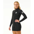 Traje de surf de primavera Rip Curl G-Bomb 2mm negro para mujer, vista lateral en tres cuartos: manga larga, pierna corta, logos Rip Curl Wetsuits en pecho y manga, costuras anatómicas.
