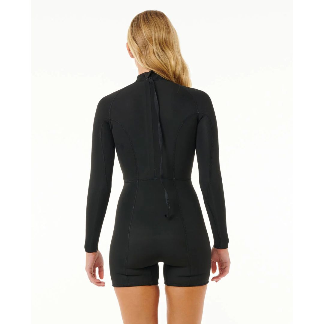 Traje de surf de primavera Rip Curl G-Bomb 2mm negro mujer, vista trasera: cremallera dorsal con tirador, costuras anatómicas en espalda y cintura, manga larga y pierna corta.