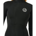 Detalle de pecho del traje de primavera Rip Curl G-Bomb 2mm negro mujer: logo Rip Curl Wetsuits, costuras GB Seam selladas en panel pectoral anatómico y panel de cintura curvo.