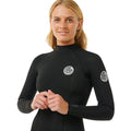 Detalle frontal del neopreno de primavera Rip Curl G-Bomb 2mm negro mujer: logo Rip Curl Wetsuits en pecho, logo en manga, cuello alto y puño con inscripción Rip Curl en la muñeca.