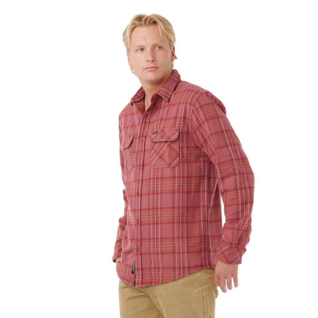 Camisa Rip Curl Griffin Flannel Apple Butter, vista frontal con look completo en conjunto casual de estilo surf.