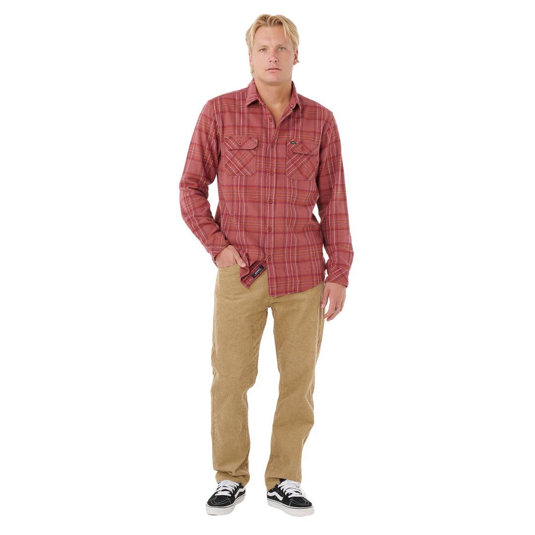 Camisa Rip Curl Griffin Flannel Apple Butter, vista frontal completa con modelo de pie y pantalón beige.