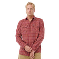 Camisa Rip Curl Griffin Flannel Apple Butter en plano medio, estilo casual surf con botones y bolsillos frontales