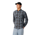 Camisa Rip Curl Griffin Flannel en Washed Black, vista frontal completa sobre modelo, con estampado de cuadros en azul y gris y dos bolsillos de pecho con solapa.