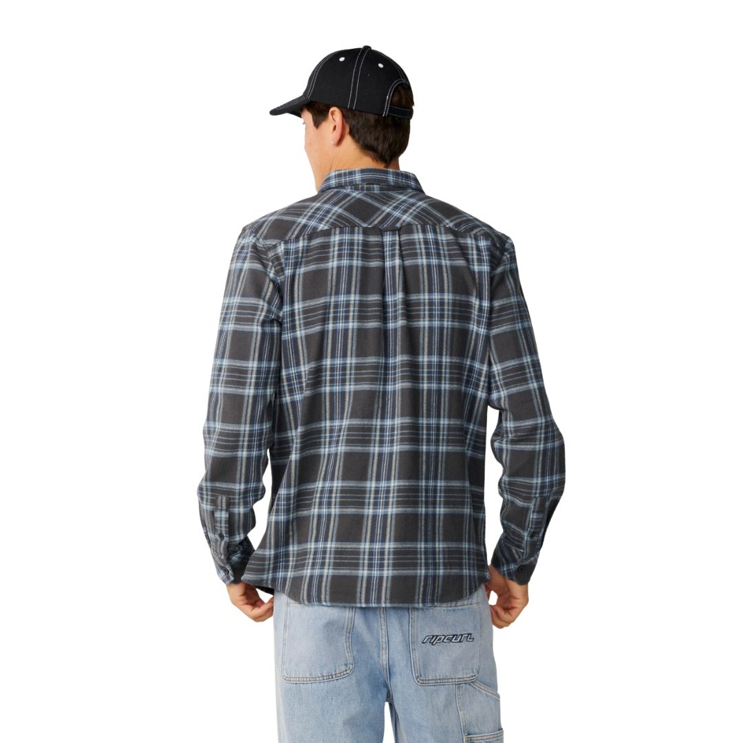 Rip Curl Griffin Flannel en Washed Black, vista trasera completa, mostrando el pliegue central de la espalda y el estampado de cuadros a juego con los puños.