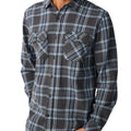 Detalle de los bolsillos de pecho con solapa de la Rip Curl Griffin Flannel en Washed Black, con la etiqueta tejida Rip Curl cosida en el bolsillo derecho.
