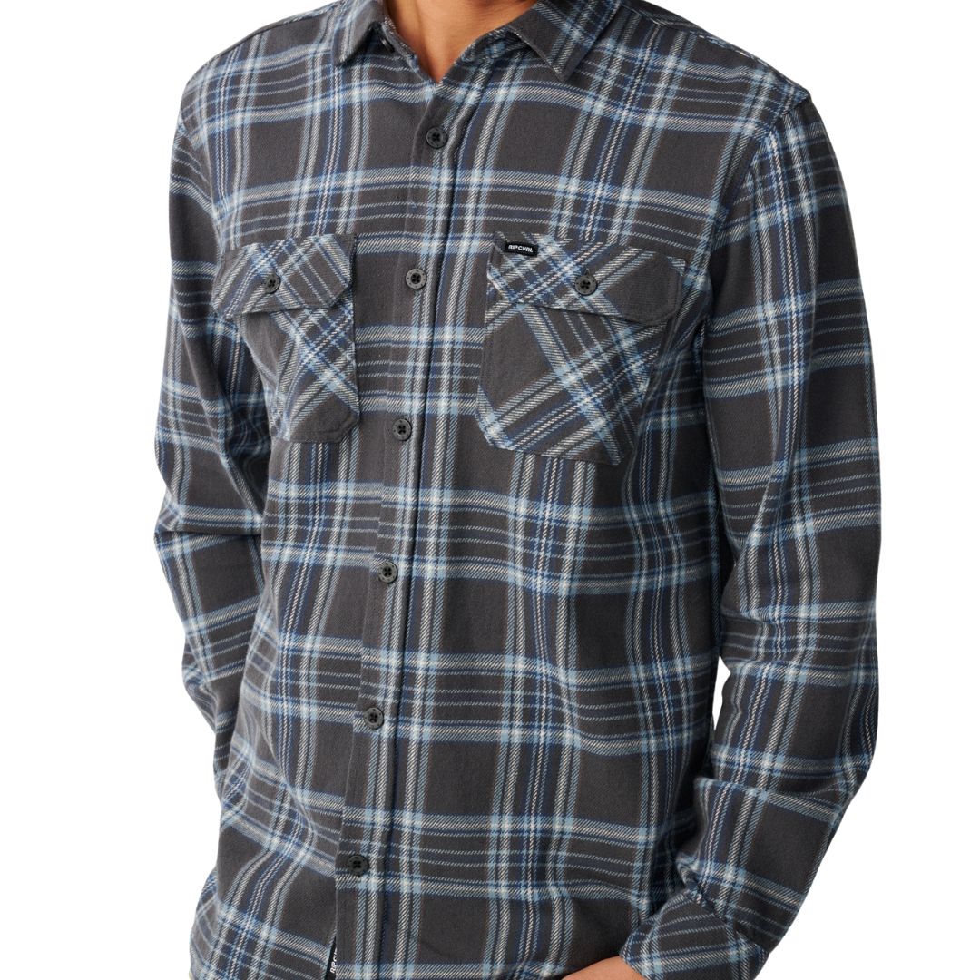 Detalle de los bolsillos de pecho con solapa de la Rip Curl Griffin Flannel en Washed Black, con la etiqueta tejida Rip Curl cosida en el bolsillo derecho.