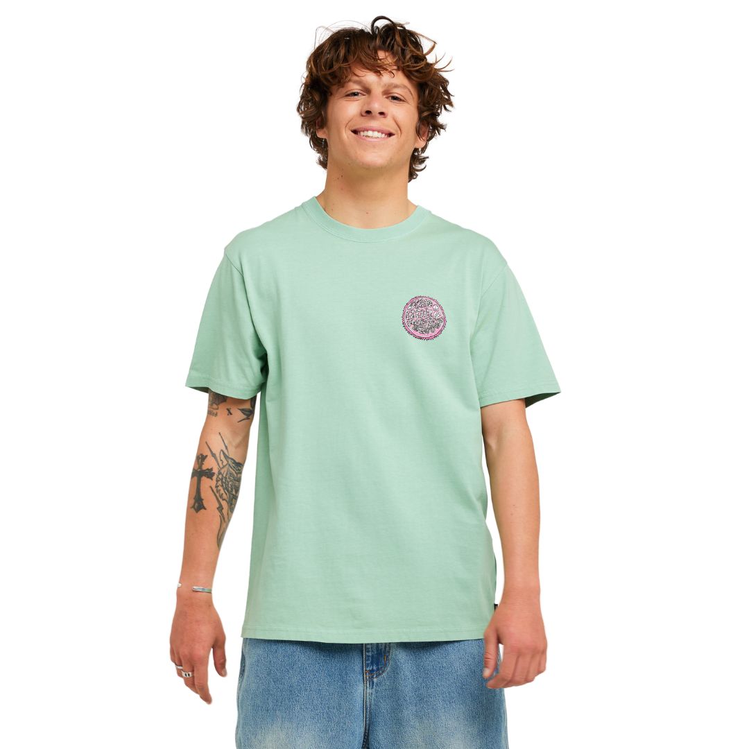 Camiseta RIP CURL HARDCORE TEE SERIES en Aloe, vista frontal completa con logotipo circular rosa y negro en el pecho izquierdo, corte oversize de manga corta en algodón verde menta.
