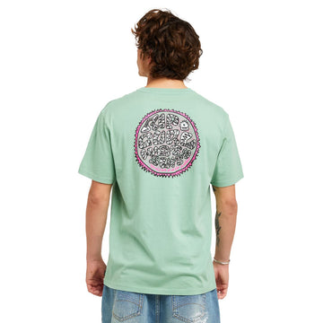 Camiseta RIP CURL HARDCORE TEE SERIES en Aloe, vista trasera completa con estampado circular grande "Rip Curl Wetsuits - Hard Core Stuff For Surfers" en rosa y negro sobre fondo verde menta.