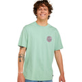 Camiseta RIP CURL HARDCORE TEE SERIES en Aloe, plano medio con el logotipo circular rosa y negro en el pecho izquierdo, tacto suave de algodón en tono verde menta.