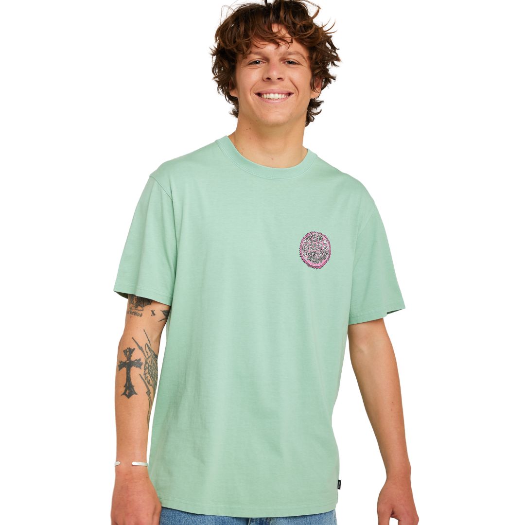 Camiseta RIP CURL HARDCORE TEE SERIES en Aloe, plano medio con el logotipo circular rosa y negro en el pecho izquierdo, tacto suave de algodón en tono verde menta.