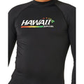 Detalle Rip Curl Hawaii Gritty UPF Performance L/S rashguard manga larga Black estampado Hawaii Rip Curl en pecho.
