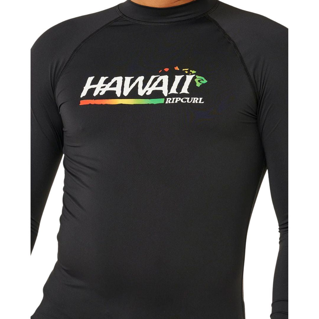 Detalle Rip Curl Hawaii Gritty UPF Performance L/S rashguard manga larga Black estampado Hawaii Rip Curl en pecho.