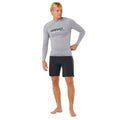 Rip Curl Hawaii Gritty UPF Performance L/S camiseta surf técnica Grey Marle vista completa con boardshort ajuste performance fit.