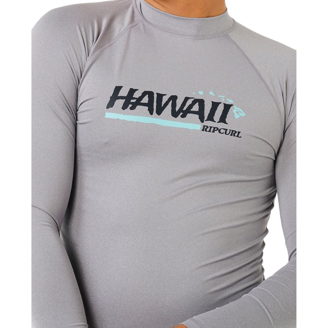 Detalle Rip Curl Hawaii Gritty UPF Performance L/S rashguard manga larga Grey Marle estampado Hawaii Rip Curl en pecho.