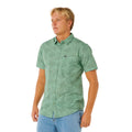 Rip Curl Hypno Micro camisa surf manga corta verde aloe vista lateral con estampado floral.