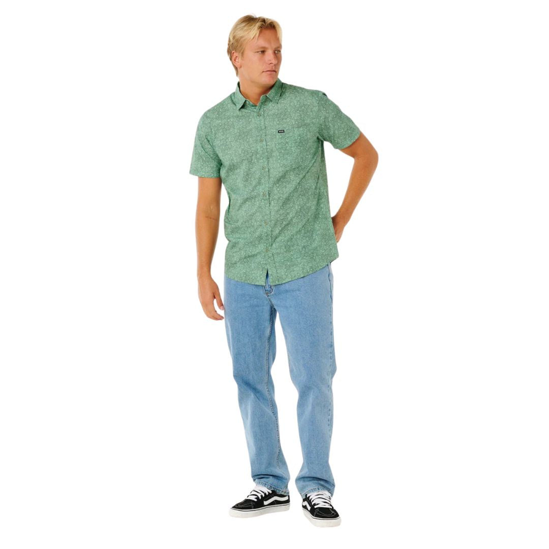 Rip Curl Hypno Micro S/S Shirt camisa hombre verde aloe estilo surf look completo con vaqueros.