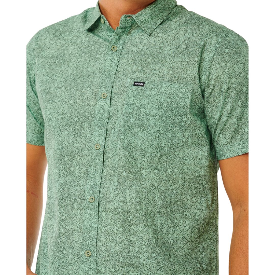Rip Curl Hypno Micro camisa surf manga corta verde aloe detalle del tejido estampado y bolsillo en el pecho.