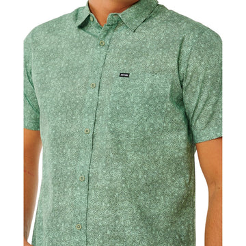 Rip Curl Hypno Micro camisa surf manga corta verde aloe detalle del tejido estampado y bolsillo en el pecho.