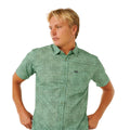 Rip Curl Hypno Micro S/S Shirt camisa de manga corta para hombre color aloe verde con estampado micro floral estilo surf.