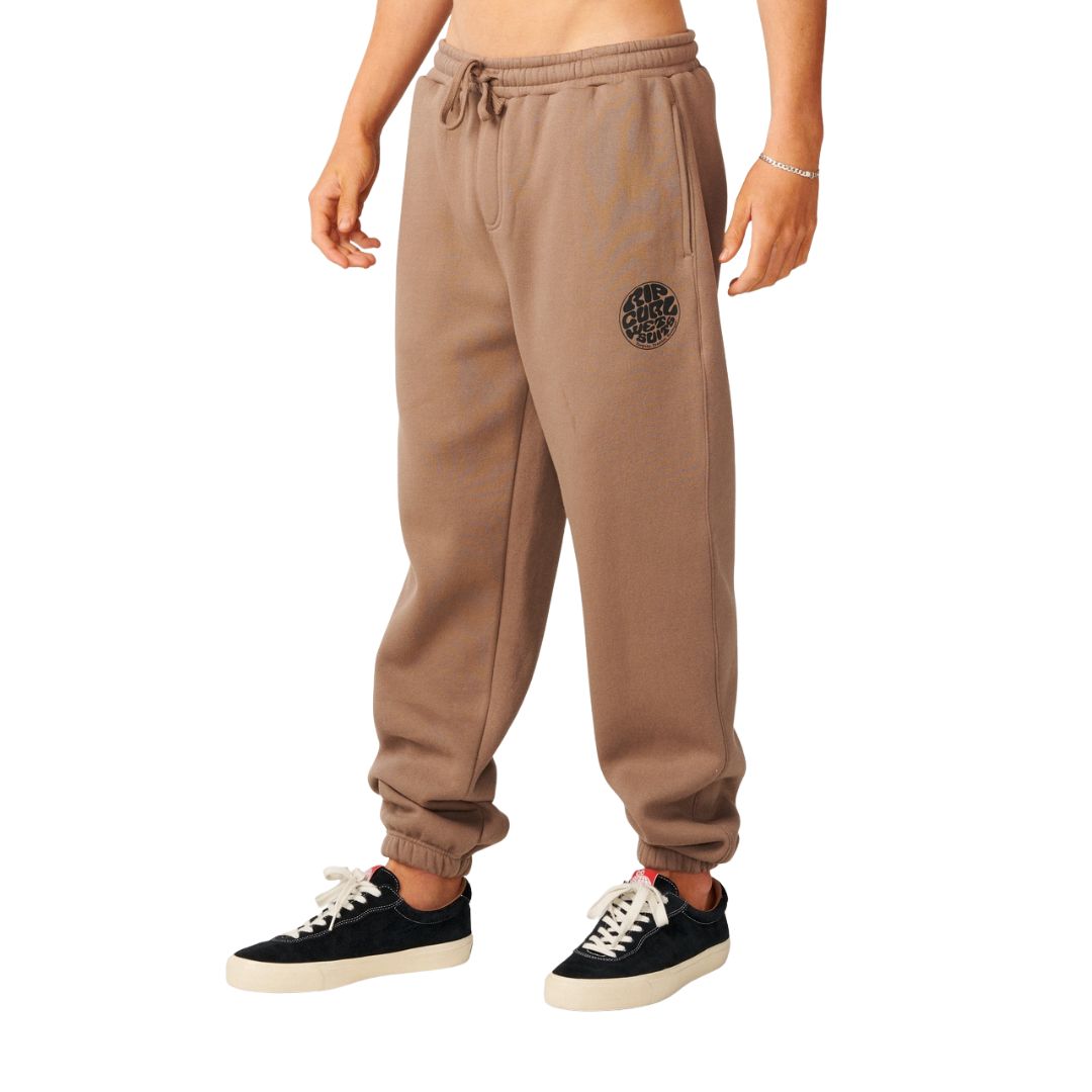 Rip Curl Icons of Surf Trackpant en Walnut, vista lateral de tres cuartos, mostrando el corte recto y el bolsillo lateral del pantalón.