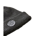 Primer plano del tejido del gorro RIP CURL Icons Reg negro con distintivo redondo.