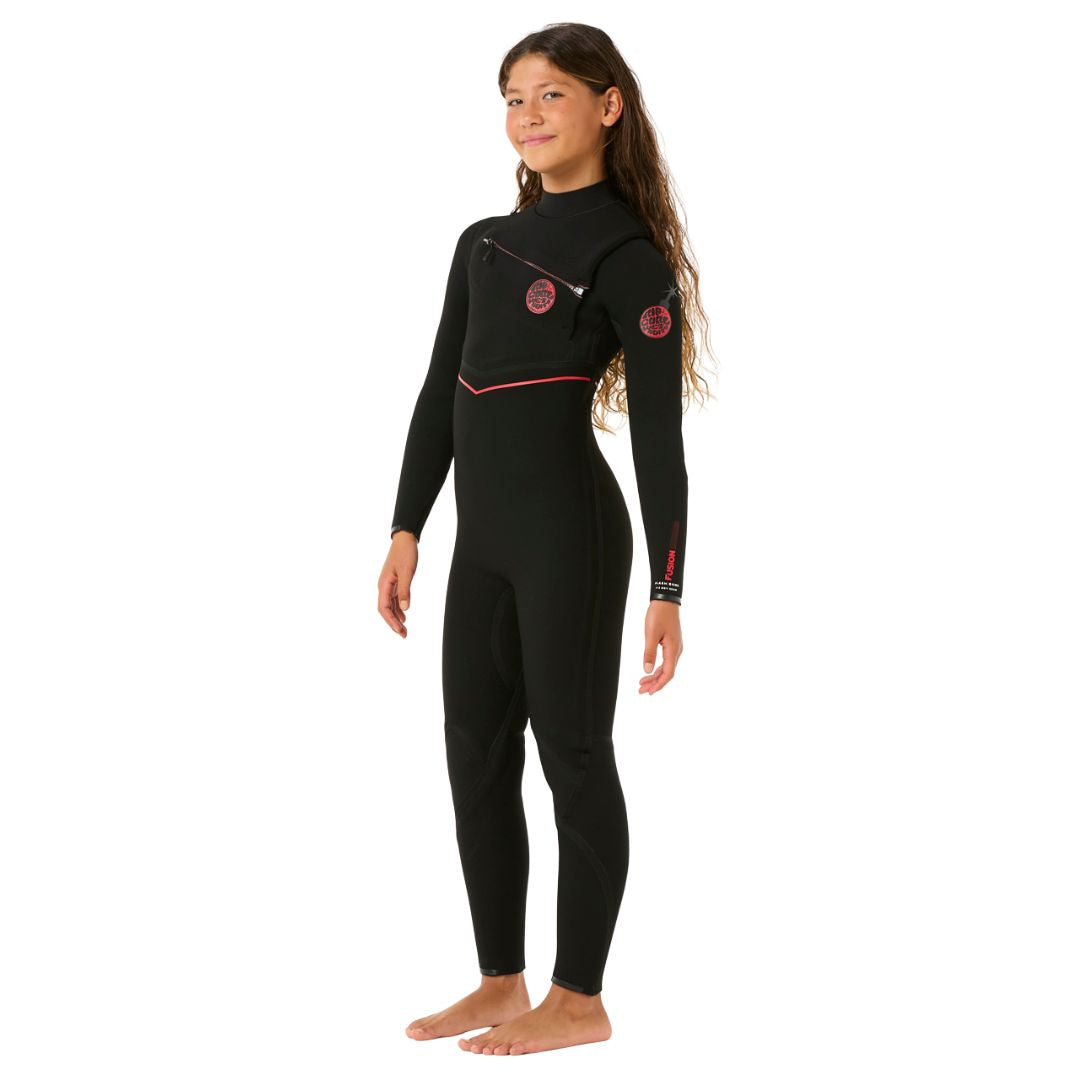 Niña cruzando los brazos con neopreno Rip Curl Kids F-Bomb Fusion 4/3mm negro, logo en pecho y brazo.