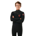 Niño con traje Rip Curl Kids F-Bomb Fusion 4/3mm negro posando con brazos cruzados, vista frontal.
