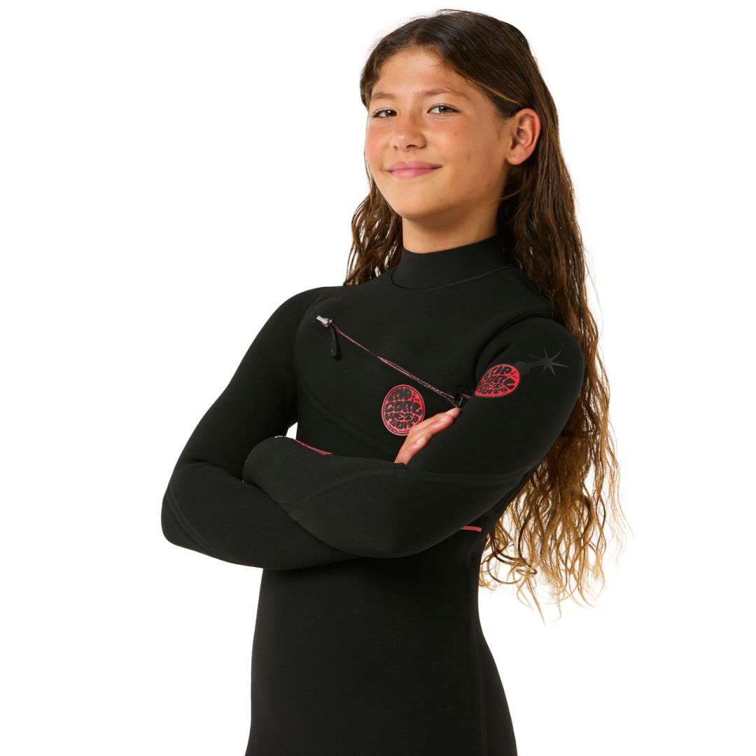 Vista lateral del traje Rip Curl Kids F-Bomb Fusion 4/3mm negro con detalles en rojo y corte ergonómico.