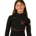 Vista frontal completa de niña con neopreno Rip Curl Kids F-Bomb Fusion 4/3mm negro para surf en agua fría