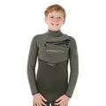 Niño con traje de neopreno Rip Curl Flashbomb Pro 4/3 2026 para surf, vista frontal con brazos relajados.