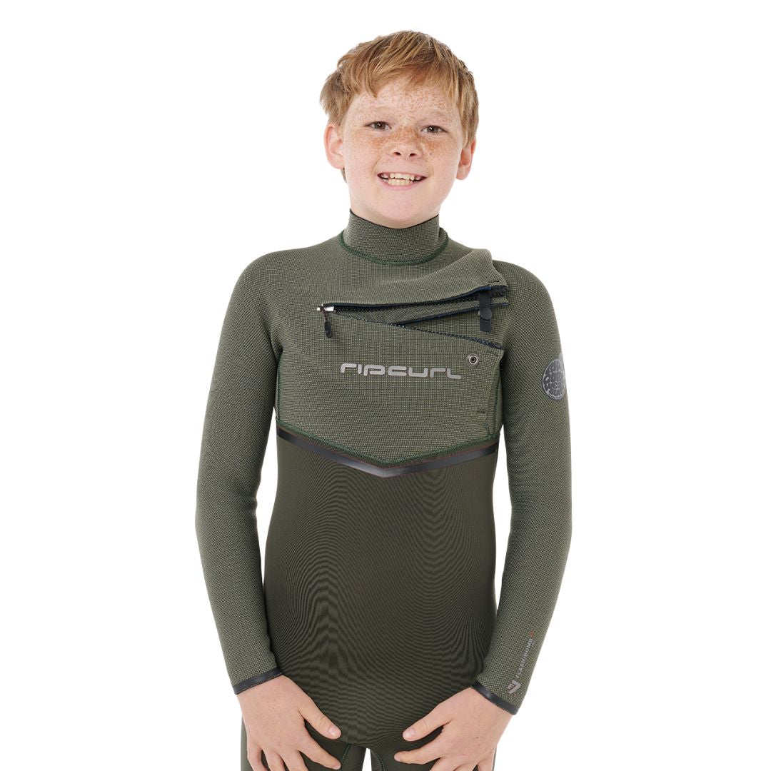 Niño con traje de neopreno Rip Curl Flashbomb Pro 4/3 2026 para surf, vista frontal con brazos relajados.
