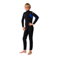 Traje de neopreno Rip Curl Kids Trad Back Zip 4/3 azul, vista frontal en 3/4 con mano en la cadera, mostrando el ajuste en torso y paneles azules laterales del traje.