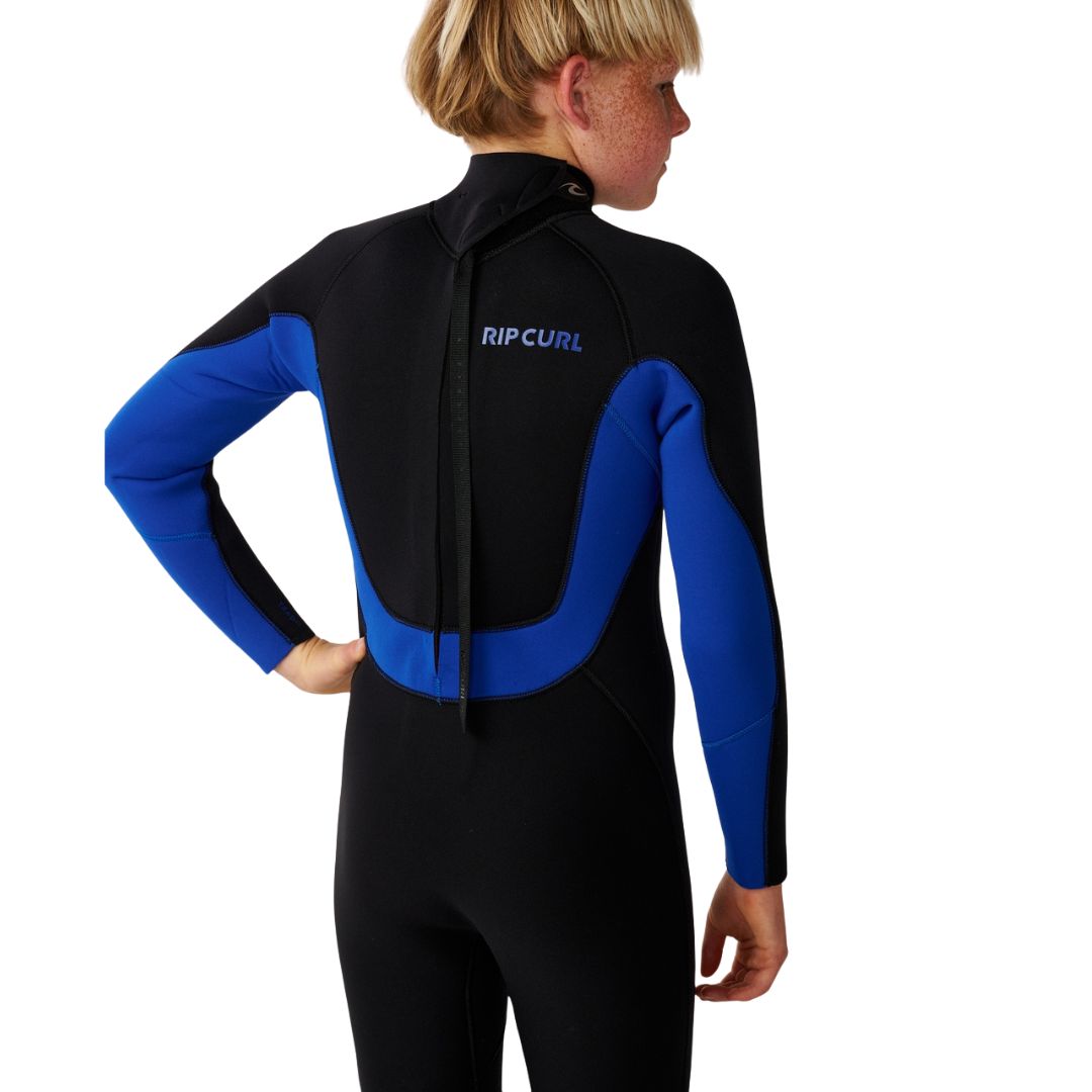 Rip Curl Kids Trad Back Zip 4/3 azul, primer plano de la espalda mostrando la cremallera trasera, el cordón de tracción y el panel azul curvado del diseño.