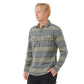 Vista lateral de la camisa Rip Curl Line Up Flannel Shirt Deep Cactus sobre modelo.
