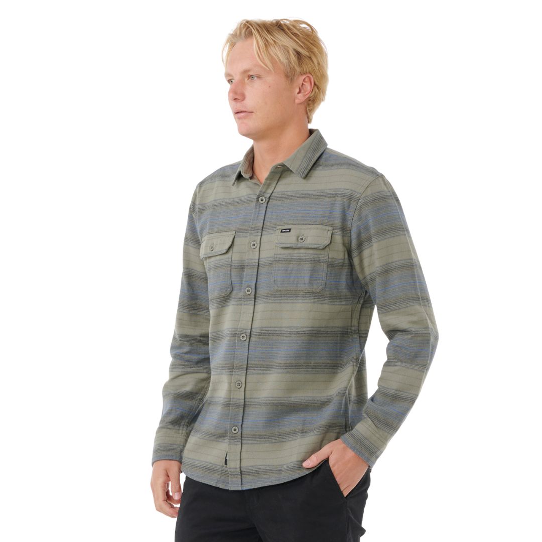 Vista lateral de la camisa Rip Curl Line Up Flannel Shirt Deep Cactus sobre modelo.