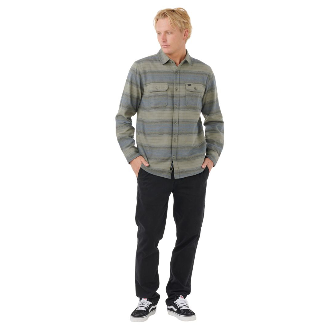 Camisa Rip Curl Line Up Flannel Shirt Deep Cactus en vista completa sobre modelo de pie.