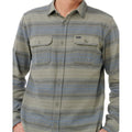 Detalle de bolsillos frontales y botones de la camisa Rip Curl Line Up Flannel Shirt Deep Cactus.