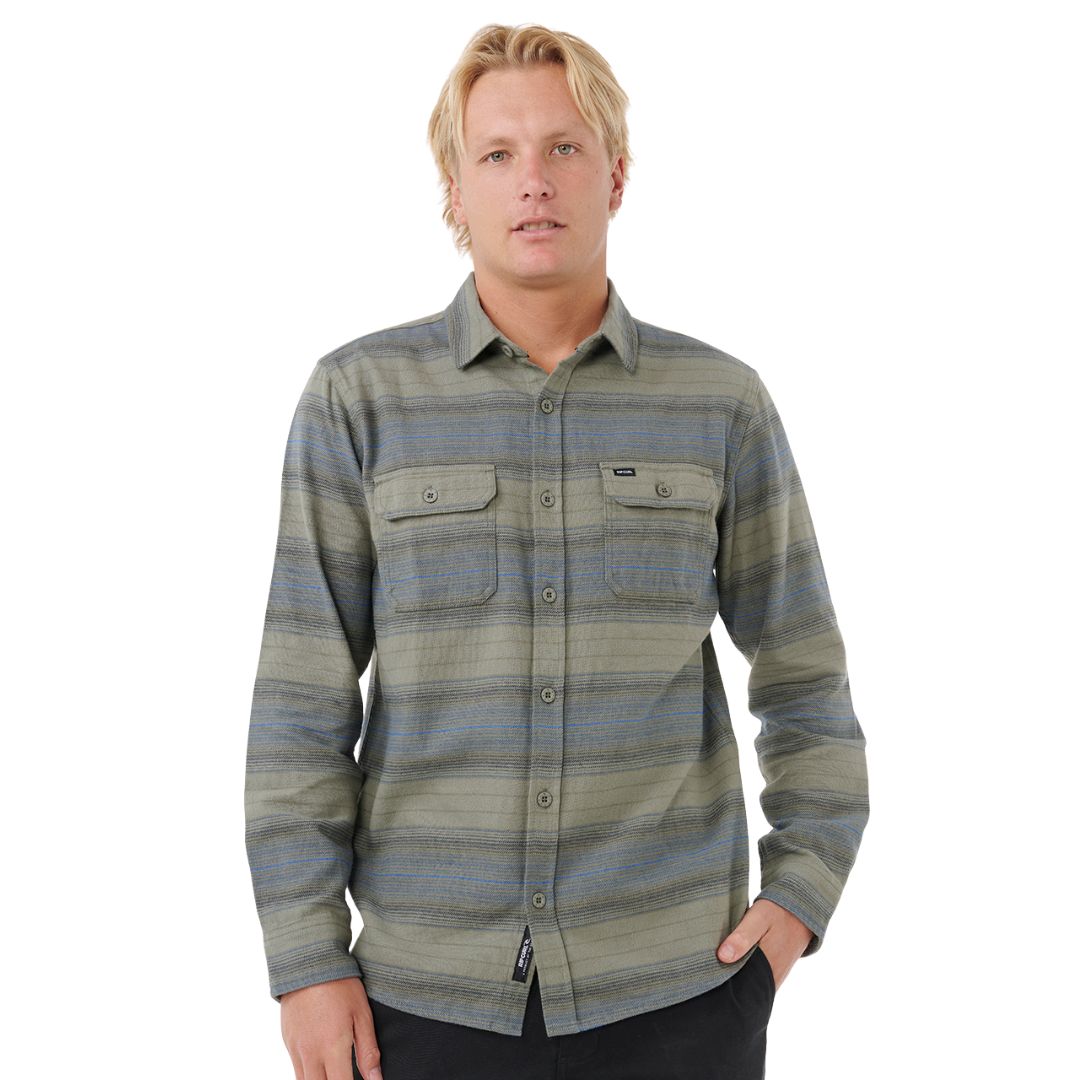 Camisa Rip Curl Line Up Flannel Shirt en color Deep Cactus, vista frontal sobre modelo.