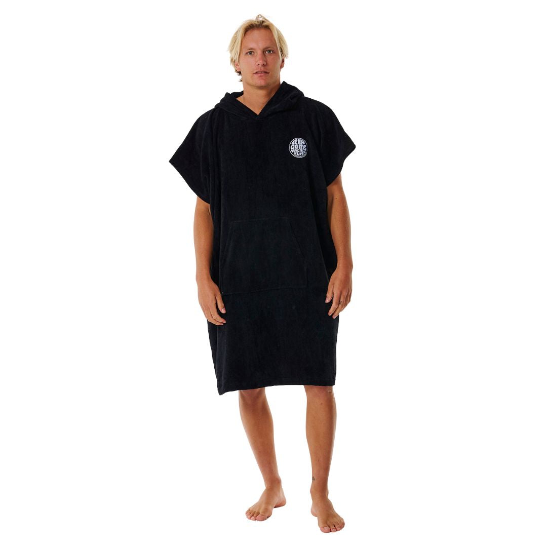 Vista frontal del poncho Rip Curl Logo Hooded Towel color black, ideal para cambiarse tras surfear.