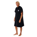 Vista lateral del poncho de surf Rip Curl Logo Hooded Towel en color black con bolsillo tipo canguro.