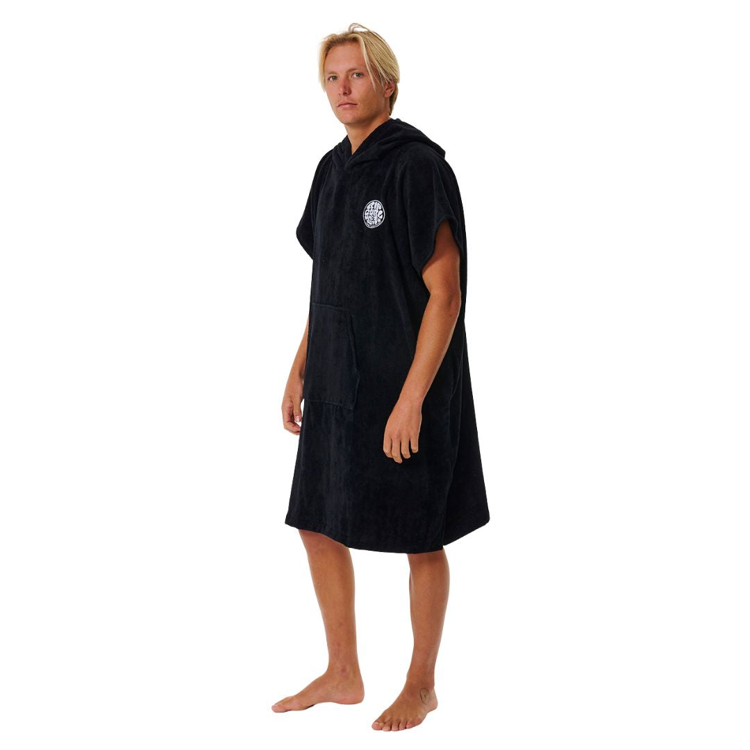 Vista lateral del poncho de surf Rip Curl Logo Hooded Towel en color black con bolsillo tipo canguro.