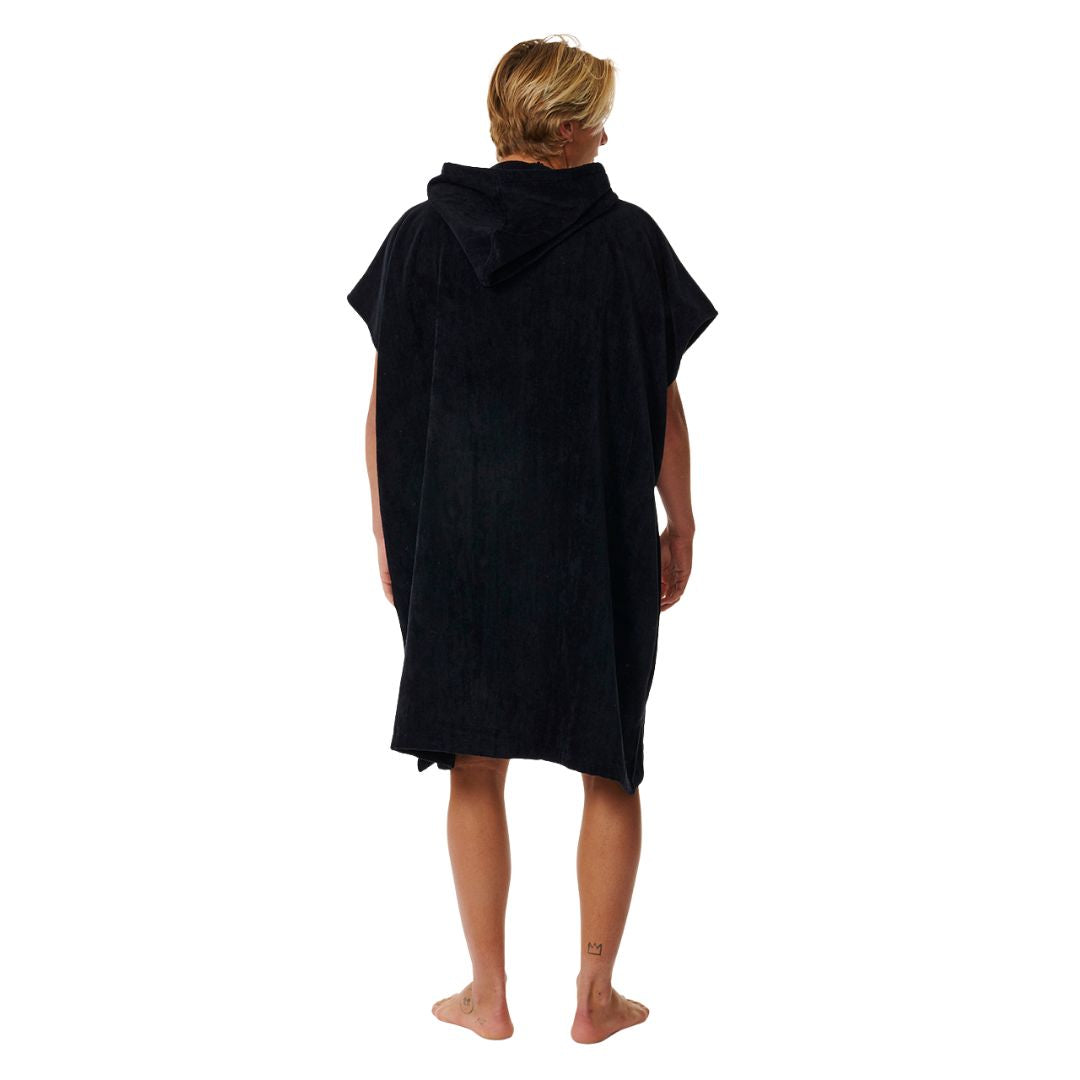 Vista trasera del poncho Rip Curl Logo Hooded Towel color black mostrando el corte suelto y capucha amplia.