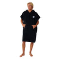 Vista frontal completa del poncho de surf Rip Curl Logo Hooded Towel en color black.