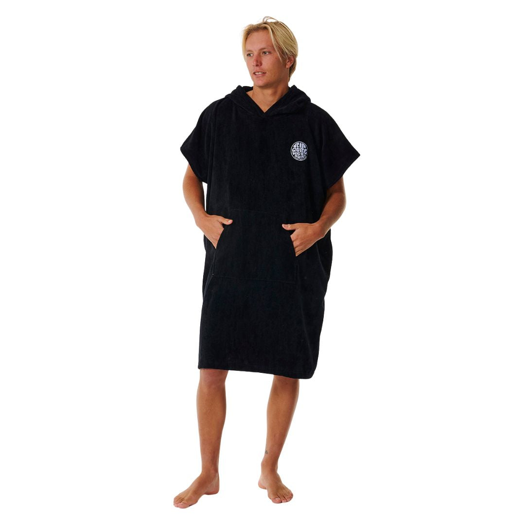 Vista frontal completa del poncho de surf Rip Curl Logo Hooded Towel en color black.