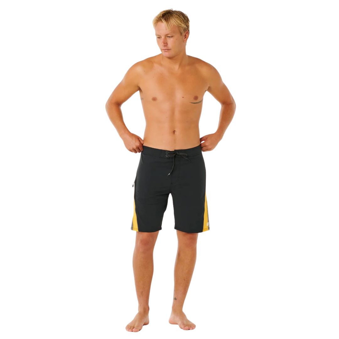 Bañador surf Rip Curl Mirage Archive amarillo y negro, vista frontal completa con cordón negro, panel lateral cut-and-sew amarillo y mid fit 20 pulgadas.