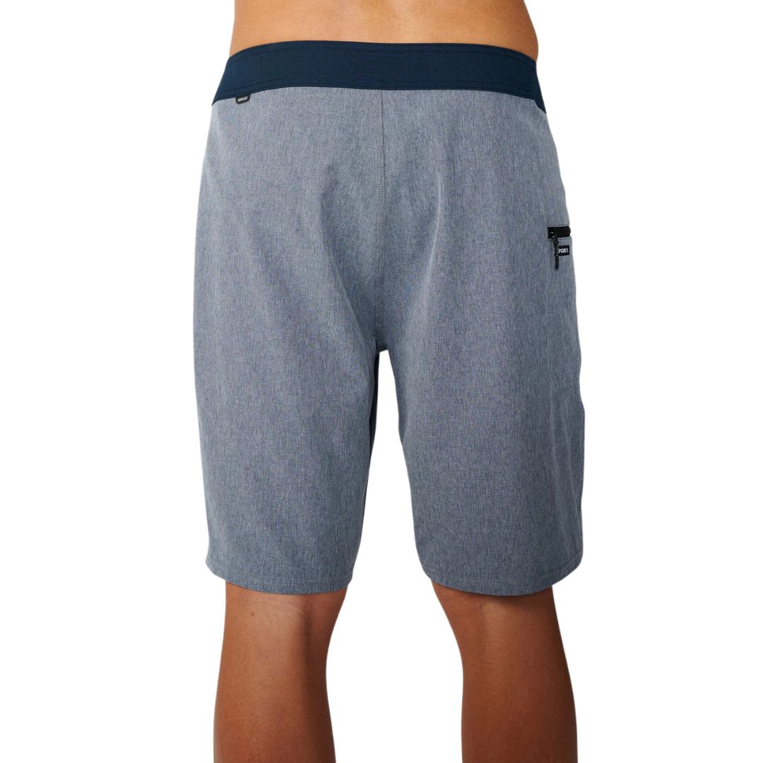 Boardshort Rip Curl Mirage Core Navy azul marino, vista trasera con bolsillo trasero con cremallera negra y etiqueta Rip Curl.