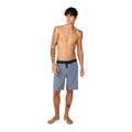 Boardshort surf hombre Rip Curl Mirage Core Navy, look completo vista frontal, cinturilla navy con cordón negro y tejido jaspeado gris azulado.