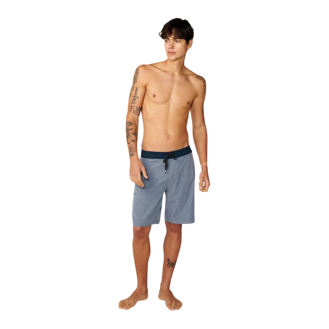 Boardshort surf hombre Rip Curl Mirage Core Navy, look completo vista frontal, cinturilla navy con cordón negro y tejido jaspeado gris azulado.